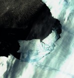 Cielenie się lodowca Pine Island na obrazie satelitarnym Sentinel-2 z dnia 11 lutego 2020 r. Opracowanie: IGiK